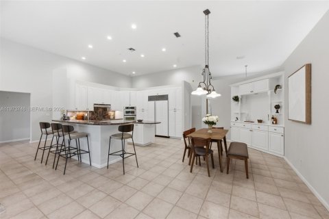 House in Weston, Florida 5 bedrooms, 354.52 sq.m. № 2049693 - photo 14