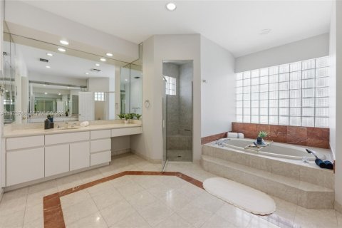 House in Weston, Florida 5 bedrooms, 354.52 sq.m. № 2049693 - photo 24