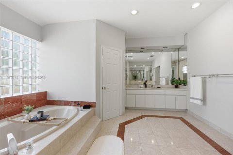 House in Weston, Florida 5 bedrooms, 354.52 sq.m. № 2049693 - photo 25