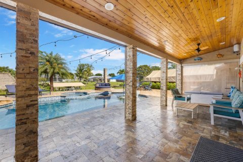 House in Port St. Lucie, Florida 4 bedrooms, 236.16 sq.m. № 2190894 - photo 7