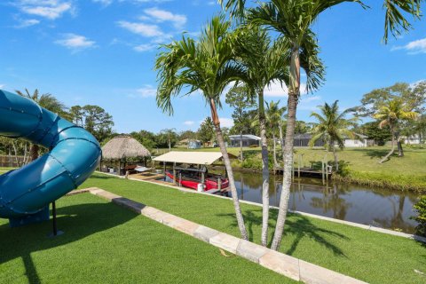 House in Port St. Lucie, Florida 4 bedrooms, 236.16 sq.m. № 2190894 - photo 11