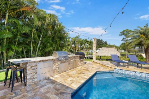 House in Port St. Lucie, Florida 4 bedrooms, 236.16 sq.m. № 2190894 - photo 4