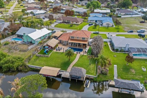 House in Port St. Lucie, Florida 4 bedrooms, 236.16 sq.m. № 2190894 - photo 2