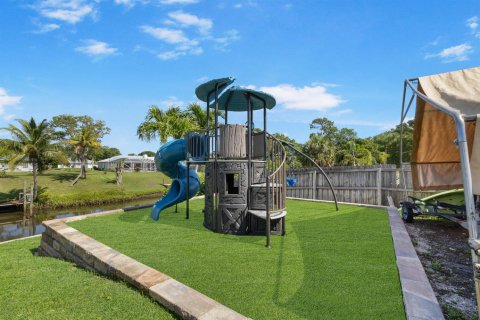 House in Port St. Lucie, Florida 4 bedrooms, 236.16 sq.m. № 2190894 - photo 9