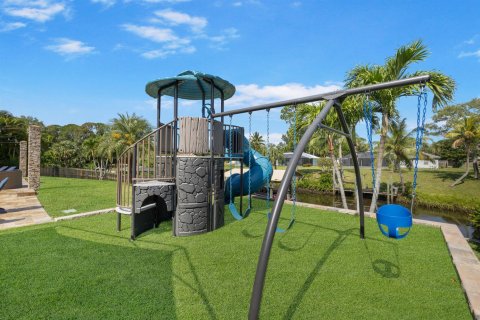 House in Port St. Lucie, Florida 4 bedrooms, 236.16 sq.m. № 2190894 - photo 10
