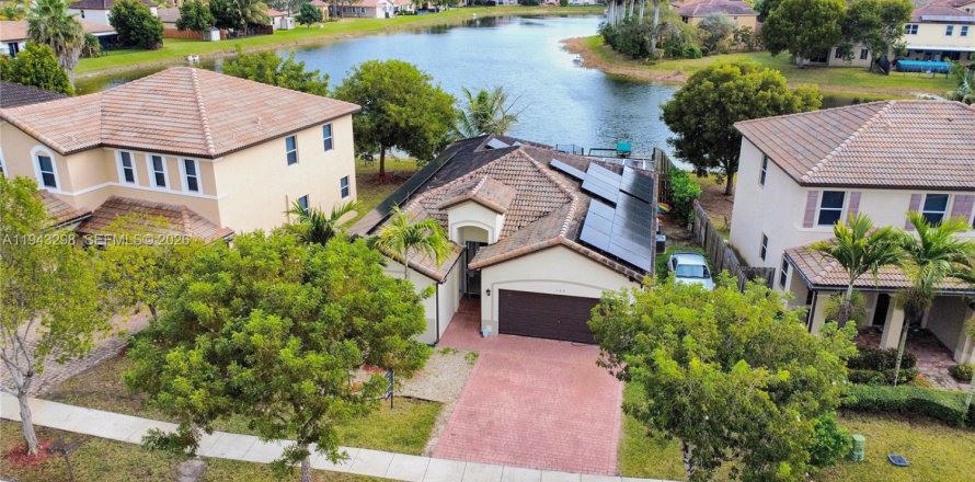 House in Homestead, Florida 4 bedrooms, 169.45 sq.m. № 2002943