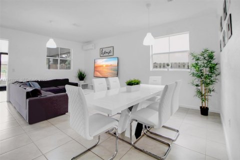 House in Homestead, Florida 4 bedrooms, 169.45 sq.m. № 2002943 - photo 8