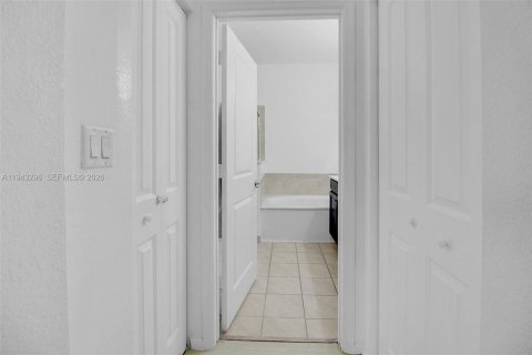 House in Homestead, Florida 4 bedrooms, 169.45 sq.m. № 2002943 - photo 25