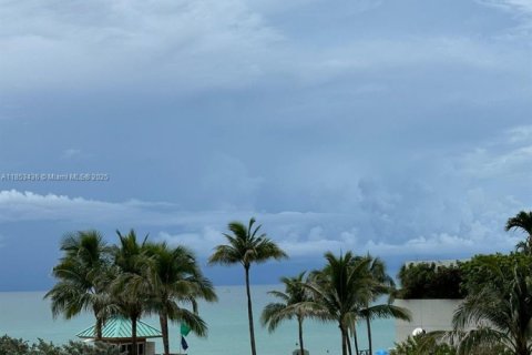 Studio in the Condo in Sunny Isles Beach, Florida № 1962243