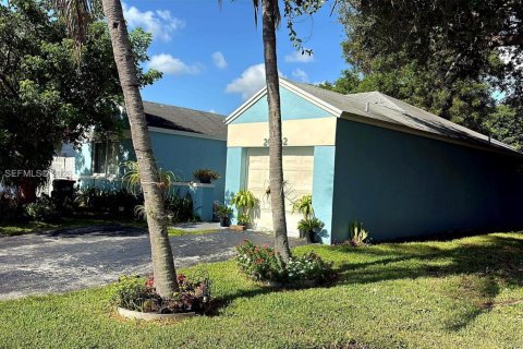 Villa ou maison à vendre à Cutler Bay, Floride: 4 chambres, 124.95 m2 № 2368032 - photo 3