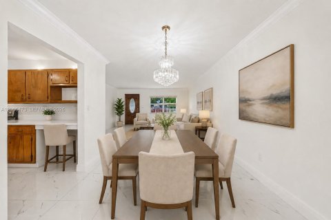 House in Miami, Florida 4 bedrooms, 142.51 sq.m. № 2292008 - photo 3