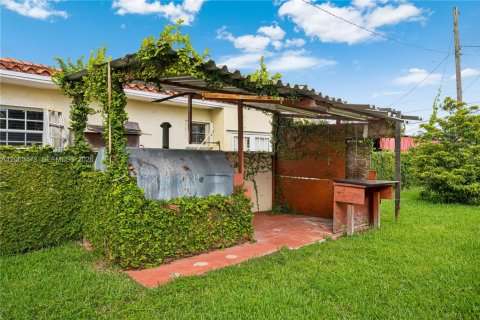 House in Miami, Florida 4 bedrooms, 142.51 sq.m. № 2292008 - photo 23