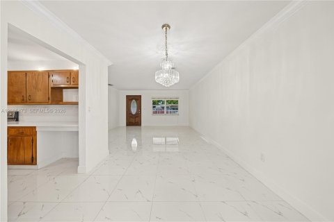 House in Miami, Florida 4 bedrooms, 142.51 sq.m. № 2292008 - photo 4