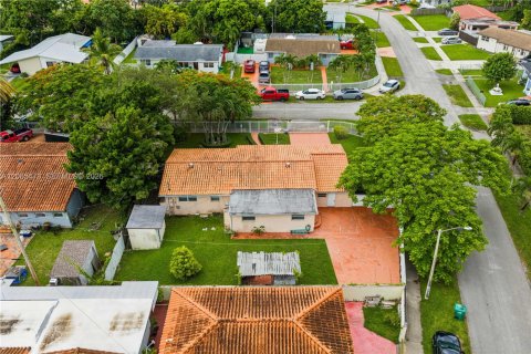 House in Miami, Florida 4 bedrooms, 142.51 sq.m. № 2292008 - photo 26
