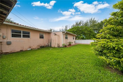 House in Miami, Florida 4 bedrooms, 142.51 sq.m. № 2292008 - photo 24