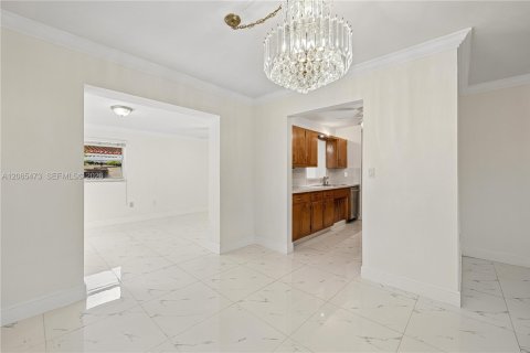 House in Miami, Florida 4 bedrooms, 142.51 sq.m. № 2292008 - photo 9