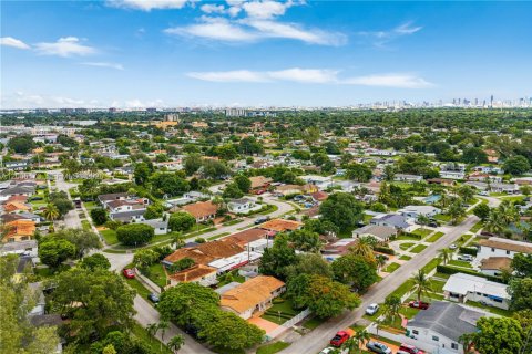 House in Miami, Florida 4 bedrooms, 142.51 sq.m. № 2292008 - photo 29