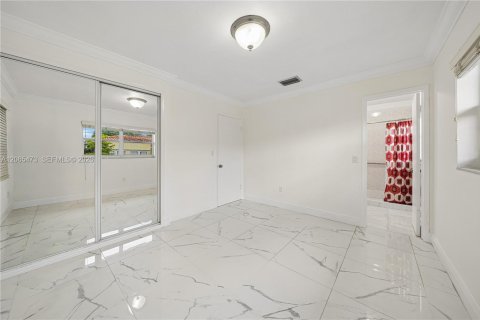 House in Miami, Florida 4 bedrooms, 142.51 sq.m. № 2292008 - photo 18