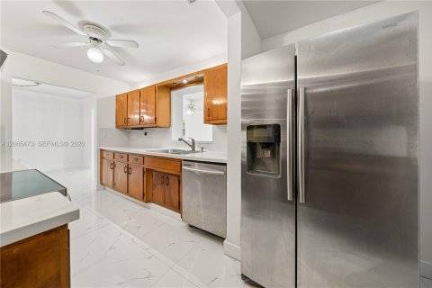 House in Miami, Florida 4 bedrooms, 142.51 sq.m. № 2292008 - photo 5