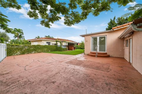 House in Miami, Florida 4 bedrooms, 142.51 sq.m. № 2292008 - photo 22