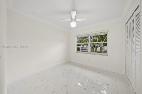 House in Miami, Florida 4 bedrooms, 142.51 sq.m. № 2292008 - photo 15
