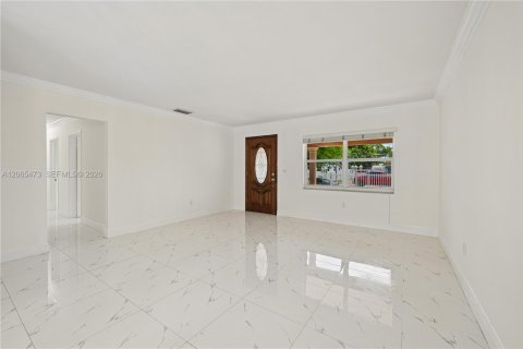 House in Miami, Florida 4 bedrooms, 142.51 sq.m. № 2292008 - photo 12