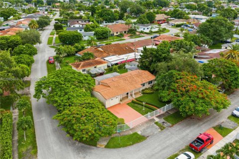 House in Miami, Florida 4 bedrooms, 142.51 sq.m. № 2292008 - photo 28