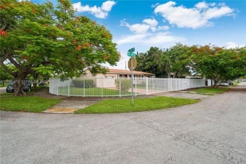 House in Miami, Florida 4 bedrooms, 142.51 sq.m. № 2292008 - photo 25