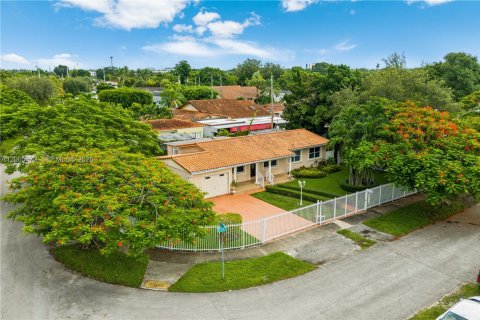 House in Miami, Florida 4 bedrooms, 142.51 sq.m. № 2292008