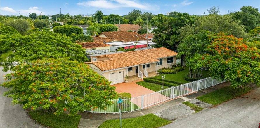 House in Miami, Florida 4 bedrooms, 142.51 sq.m. № 2292008