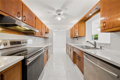 House in Miami, Florida 4 bedrooms, 142.51 sq.m. № 2292008 - photo 6