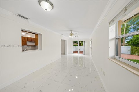 House in Miami, Florida 4 bedrooms, 142.51 sq.m. № 2292008 - photo 11