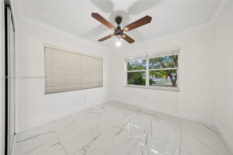 House in Miami, Florida 4 bedrooms, 142.51 sq.m. № 2292008 - photo 16