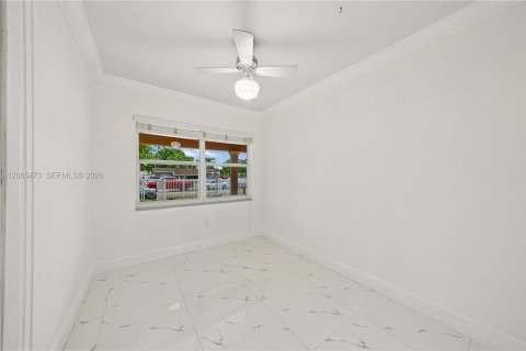 House in Miami, Florida 4 bedrooms, 142.51 sq.m. № 2292008 - photo 14