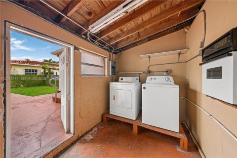 House in Miami, Florida 4 bedrooms, 142.51 sq.m. № 2292008 - photo 20