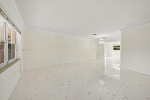 House in Miami, Florida 4 bedrooms, 142.51 sq.m. № 2292008 - photo 2