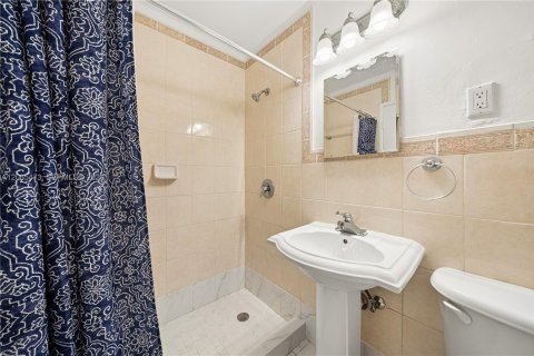 House in Miami, Florida 4 bedrooms, 142.51 sq.m. № 2292008 - photo 13