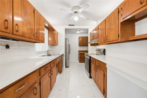 House in Miami, Florida 4 bedrooms, 142.51 sq.m. № 2292008 - photo 7