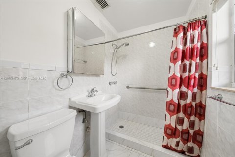 House in Miami, Florida 4 bedrooms, 142.51 sq.m. № 2292008 - photo 17