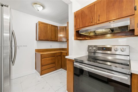 House in Miami, Florida 4 bedrooms, 142.51 sq.m. № 2292008 - photo 8