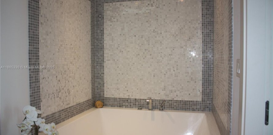 Кондоминиум с 1 спальней в Майами, Флорида № 1957832