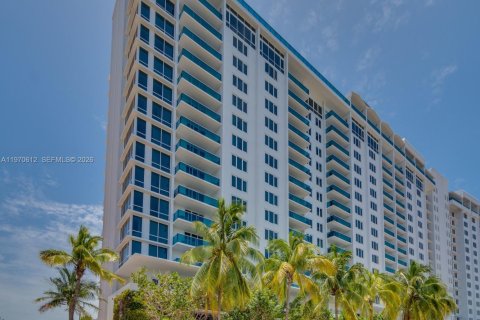 Condo in Miami Beach, Florida, 2 bedrooms  № 2052869 - photo 19