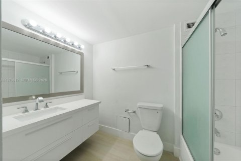 Condo in Miami Beach, Florida, 2 bedrooms  № 2052869 - photo 13
