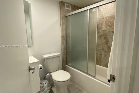 Condo in Miami Beach, Florida, 2 bedrooms  № 2052869 - photo 18