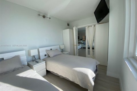 Condo in Miami Beach, Florida, 2 bedrooms  № 2052869 - photo 11