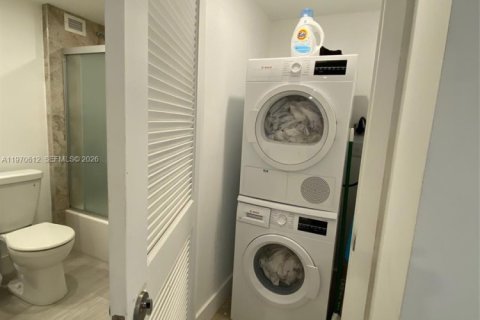 Condo in Miami Beach, Florida, 2 bedrooms  № 2052869 - photo 17