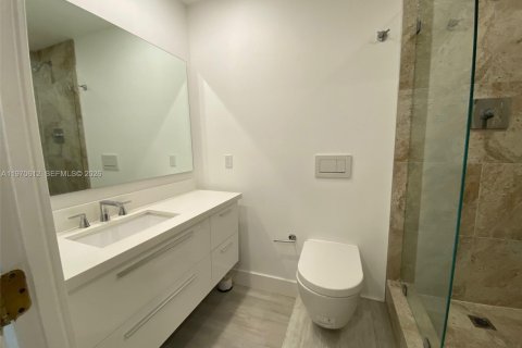 Condo in Miami Beach, Florida, 2 bedrooms  № 2052869 - photo 16