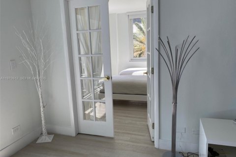 Condo in Miami Beach, Florida, 2 bedrooms  № 2052869 - photo 9