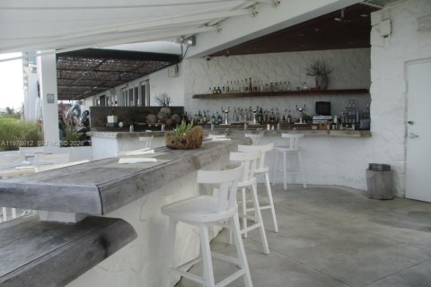 Condo in Miami Beach, Florida, 2 bedrooms  № 2052869 - photo 25