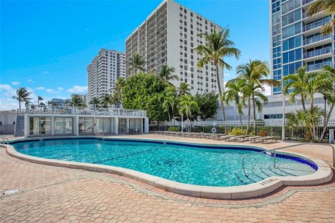 Condominio en venta en Miami Beach, Florida, 1 dormitorio, 110.55 m2 № 1976455 - foto 17